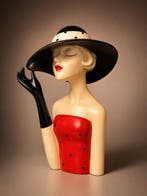 Buste, Elegante stijlvolle damesbuste met hoed – modern