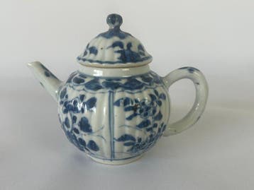 Gevarieerde set blauw-witte porseleinen kopjes, kom en