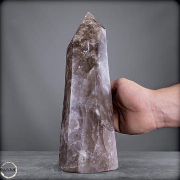 Natuurlijke rookkwarts-obelisk – markante structuur met