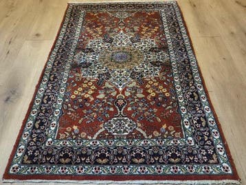Tapis oriental en cachemire fin dans le motif Ghom, avec un