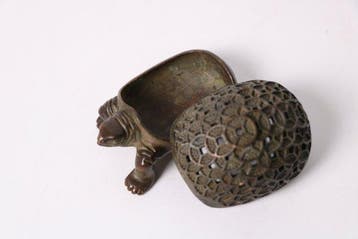 Bronzen schildpadvormige geperforeerde wierookbrander met, Antiek en Kunst