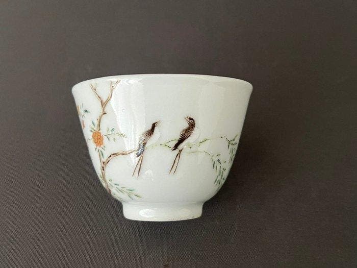 Pair of famille Rose Bird-and-Flower Porcelain Cups -, Antiek en Kunst, Antiek | Overige Antiek