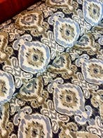 Bedsprei met een etnisch ikat-patroon op linnenbasis,