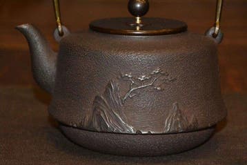 Landscape relief cast iron kettle - Fluitketel - gietijzer