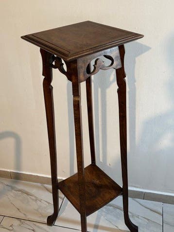 Plantentafel - Elegante hoge Art Nouveau-sellette van