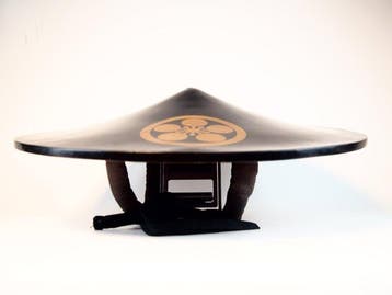 Japanse jingasa-helm - Jingasa met een familiewapen dat