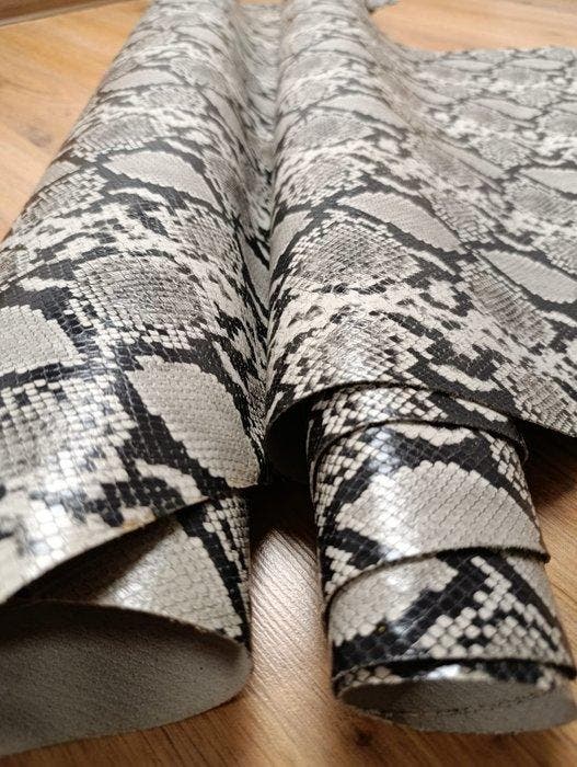 Z42 - 470 x 110 cm - Due fantastiche pelli di vitello, di, Antiek en Kunst, Antiek | Tapijten, Tafelkleden en Textiel