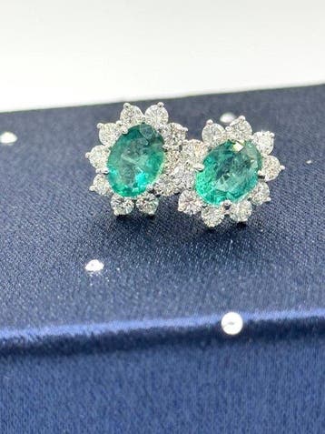 Oorstekers - 18 karaat Witgoud - 4.10ct. tw. Smaragd -