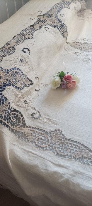 Verfijnde sprei met geborduurde bloemen en fijne