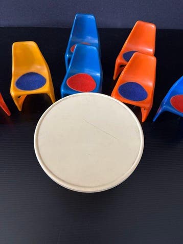 Helly - Meuble-jouet Kleine kunststof poppenstoelen met, Antiek en Kunst