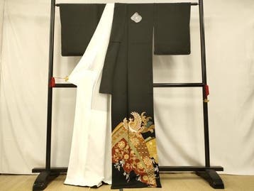 Zwart Tomesode-kimono met feniks, rijk patroonende