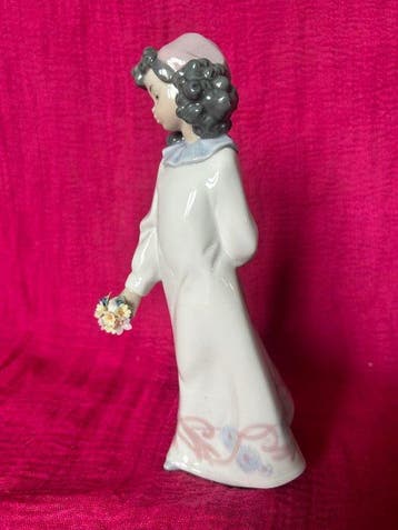 Lladró - Statuette, Giovane ragazza con bouquet di fiori -