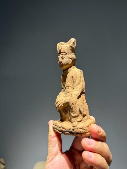 Song–Yuan Keramiek Terracotta Zittende Ambtenaarfiguur - 14, Verzamelen, Mineralen en Fossielen
