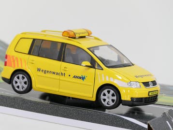 Schaal 1:24 Welly ANWB Wegenwachtauto VW Touran, Hobby & Loisirs créatifs, Voitures miniatures | 1:24, Ophalen of Verzenden