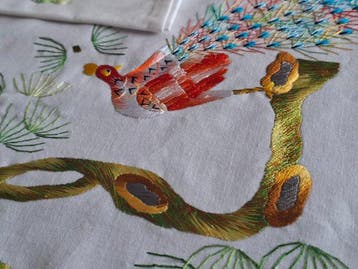Nappe de table éblouissante, signée et brodée à la main –
