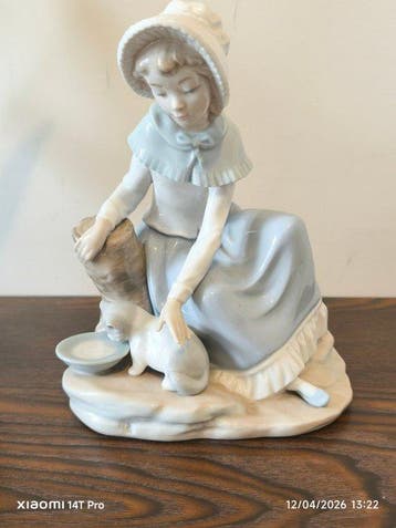 Nao by Lladró, Lladró - Figuur - Milk for the cat and Cat