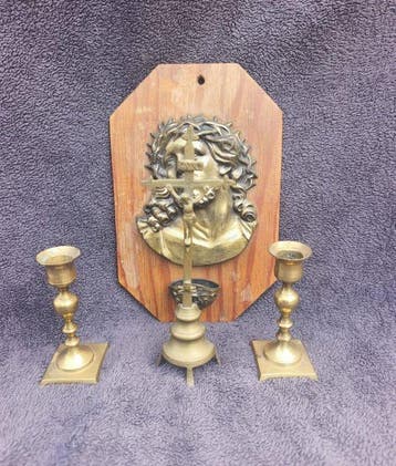 Ensemble dautel – bénitier assorti avec le crucifix et deux