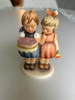 Goebel - Beeldje - Goebel Hummel  Meisjes met taart -, Antiquités & Art