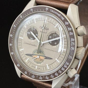 Omega x Swatch - MoonSwatch - Mission to Saturn - Sans prix, Handtassen en Accessoires, Horloges | Heren, Nieuw