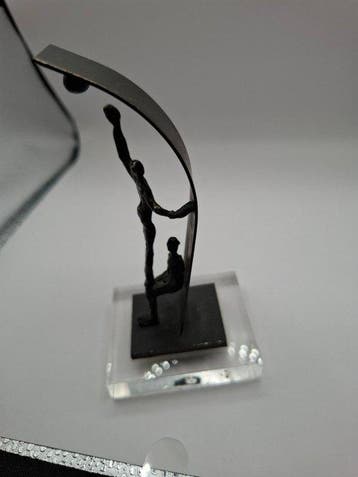 Figurine - Sculptuur Met hulp de gouden bal bereiken -