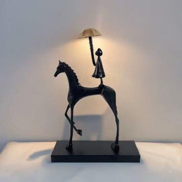 Beeldje - Sculpture of a little girl holding an umbrella -, Antiek en Kunst