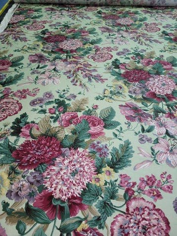 Prachtige stof met bloemmotief. - Textiel - 490 cm - 140 cm