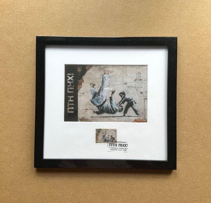 Banksy - PTN PNH! (FCK PTN!) - Frame met ansichtkaart en, Verzamelen, Postkaarten | Buitenland