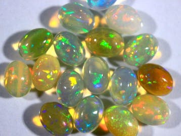 Gratis verzending ct. 9,70 Ethiopische Opaal Cabochon ovaal