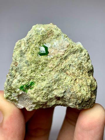 188 gram groene demantoïde granaat specimenpartij uit