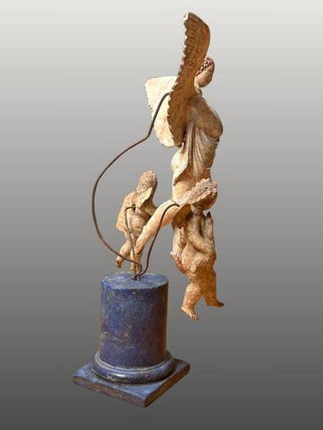 Grece Terracotta Statuet van Nike omringd door twee