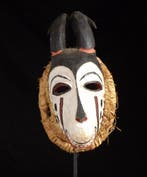 Masque tribal africain avec cornes – Raffia – XXe siècle -, Antiquités & Art