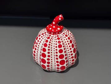 Yayoi Kusama (after) - sculptuur, Dots Obsession Pumpkin Red, Nieuw