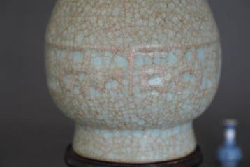 Vase - Porcelaine - Chine - Émaillage vert-bleu craquelé, Antiquités & Art