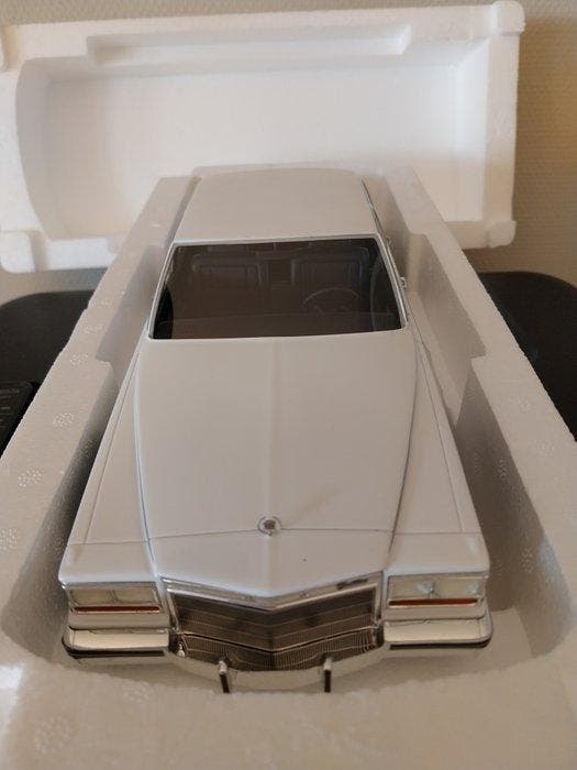 BoS 1:18 - Modelauto - Cadillac Fleetwood Brougham, Hobby en Vrije tijd, Modelauto's | 1:5 tot 1:12