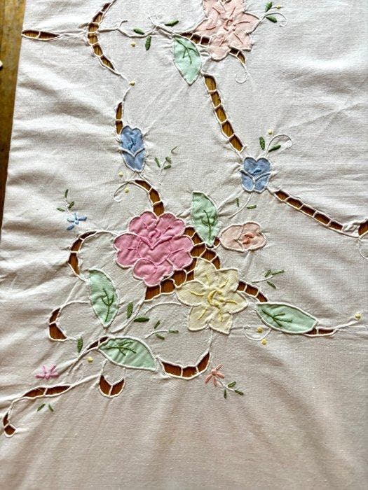 Wit katoenen Richelieu-tafelkleed met bloemapplicaties -, Antiek en Kunst, Curiosa en Brocante