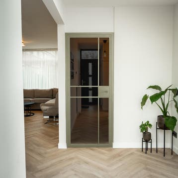 Stalen Binnendeur 6 Vlaks Olijfgroen Rookglas Met slot, Binnendeur
