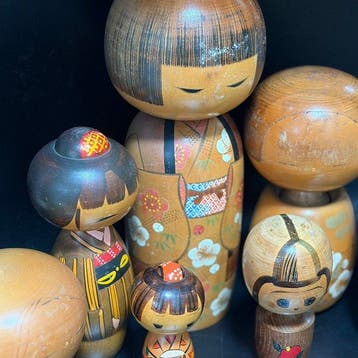 Poupées Kokeshi sosaku (7 pièces) – Signées (avec une marque