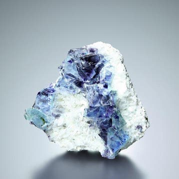 SANS RÉSERVE. Fluorite bleue avec un fantôme en forme dœil