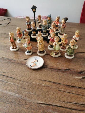 Hummel, Goebel - Beeldje - Prachtige collectie van 19, Antiek en Kunst