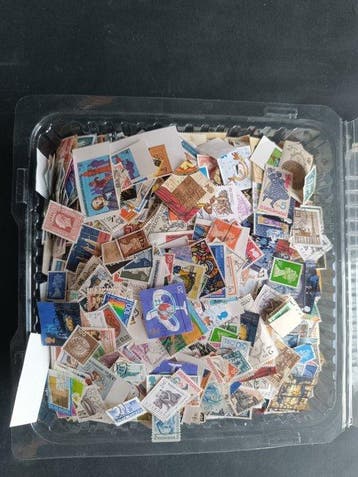 Wereld 1900/2010 - Doos met ± 25.000 wereldpostzegels -, Postzegels en Munten, Gestempeld