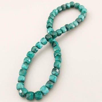 Bracelet Malachite. Perles facettées taille cube Pierre
