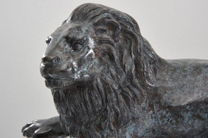 sculptuur, lion resting - 55 cm - Brons, Antiquités & Art, Curiosités & Brocante