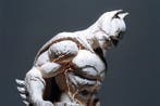 Yamila - Batman Kintsugi: Escultura Monumental de Estética