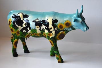 Figuur - koe versierd met zwart-witte koeien en zonnebloemen