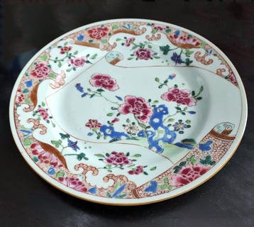 Une belle assiette en famille rose, XVIIIe siècle -