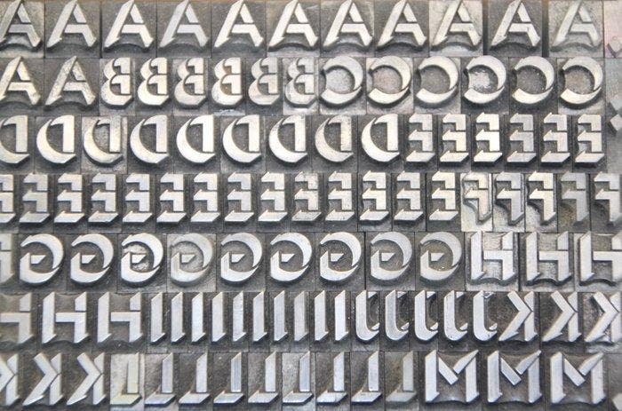 Drukblokken - een letterbak gevuld met 2 volledige, Antiquités & Art, Antiquités | Assiettes décoratives & Carrelages