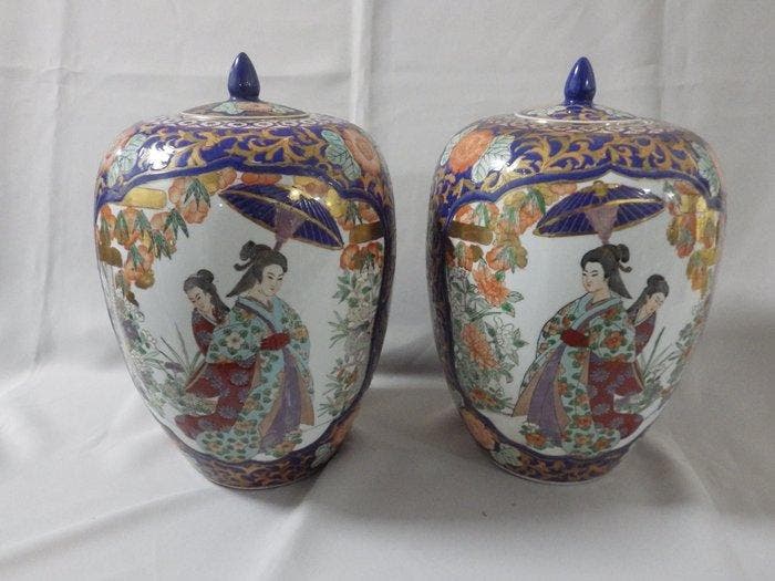 dekselvaas - Porselein - Japan - Een paar Imari-vazen., Antiek en Kunst, Antiek | Overige Antiek