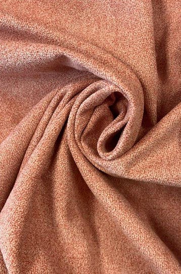 Zacht zalmkleurig geweven stof met roze ondertoon, gemaakt