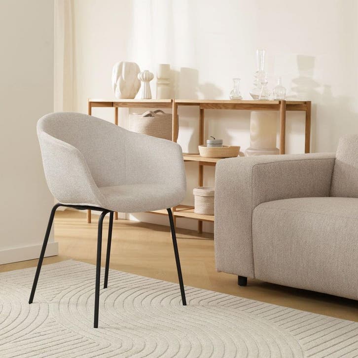 Nolon beige eetkamerstoel | Met armleuningen | Op voorraad, Huis en Inrichting, Stoelen, Overige kleuren, Eén, Nieuw, Stof, Verzenden