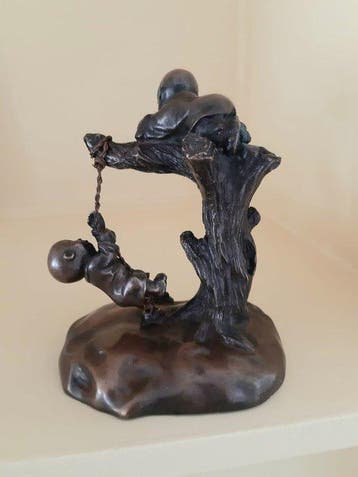 Brons - Two karako (japanese children) playing and swinging, Antiek en Kunst